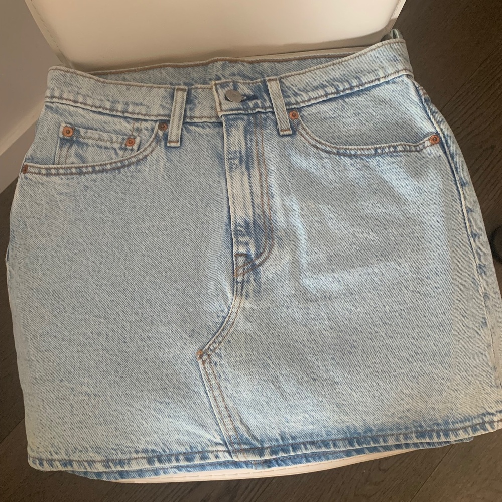 Levis Lightwash Jean Skirt - worn once! Size 27
